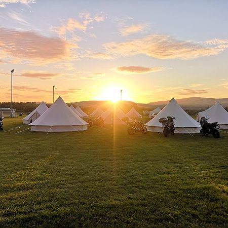 Nine Yards Bell Tents At The Tt - คาสเซิลทาวน์ ภายนอก รูปภาพ